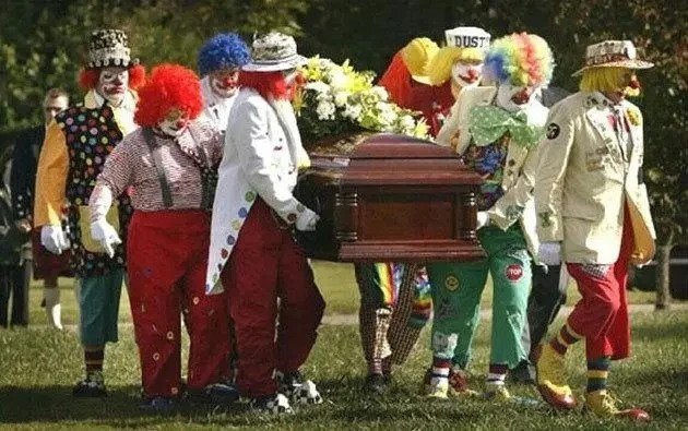 clown-funeral.jpg.63b2863f05649dd8e9df9fc8932dd768.jpg